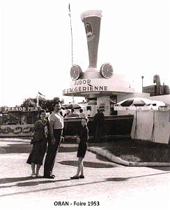 Oran - foire expo 1953 devant stand Judor 1953